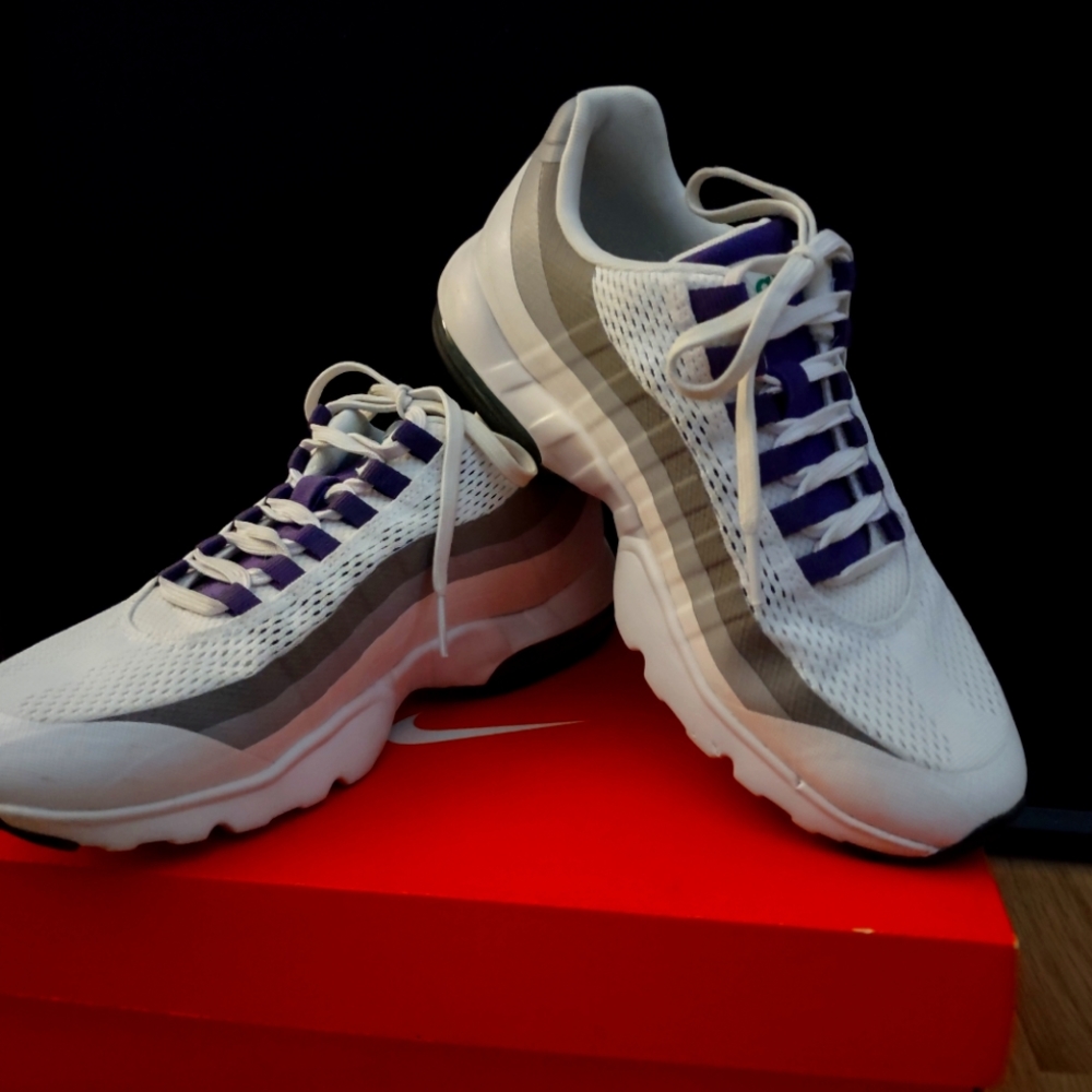 Women's Nike tennis shoes.